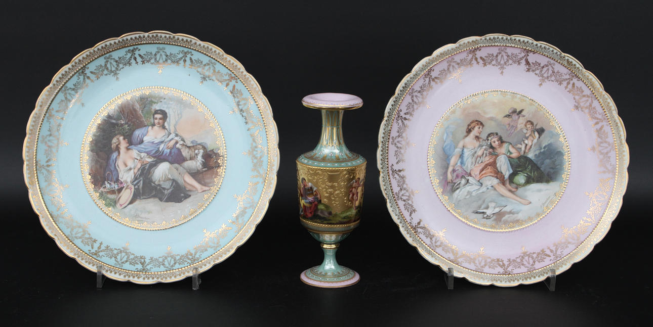 TALLRIKAR, 2 st samt URNA, porslin, Wien.