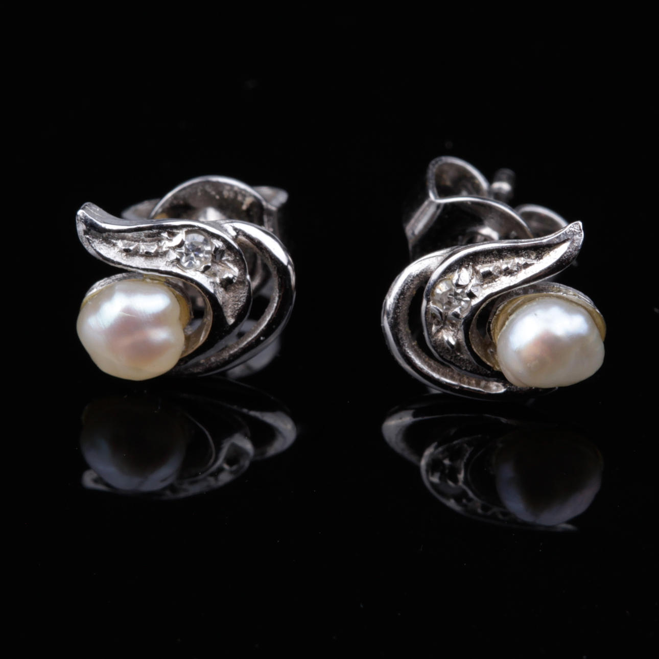 ÖRHÄNGEN, med diamant och pärla, 18k vitguld.