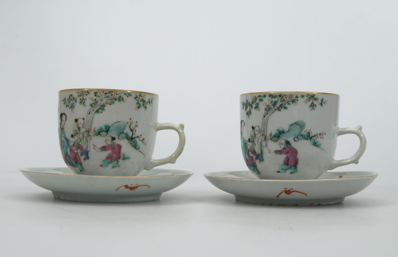 KOPPAR MED FAT, porslin, 2 stycken, Kina, 1800-1900-tal.