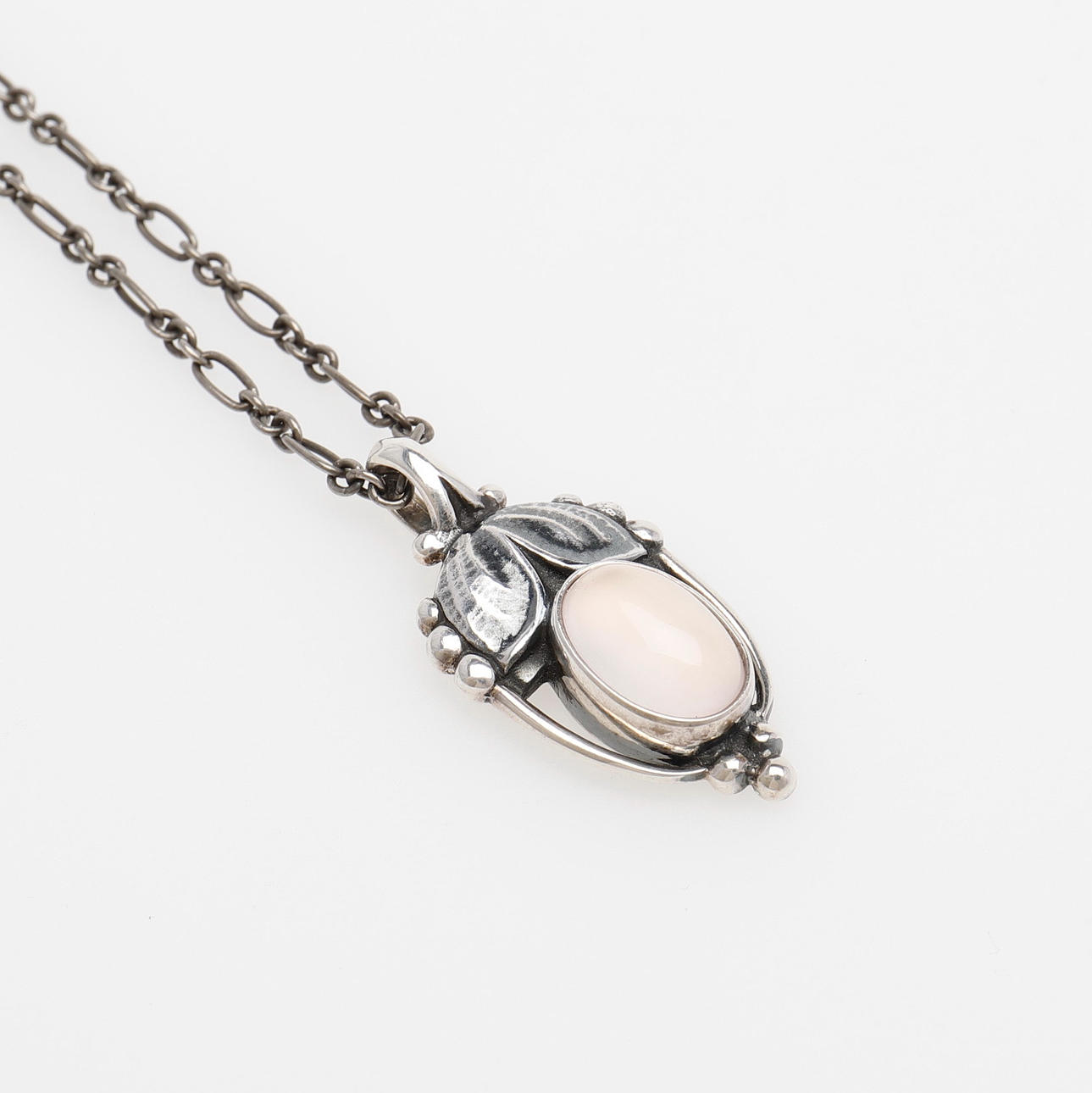 GEORG JENSEN, ANHÄNGER MIT KETTE.