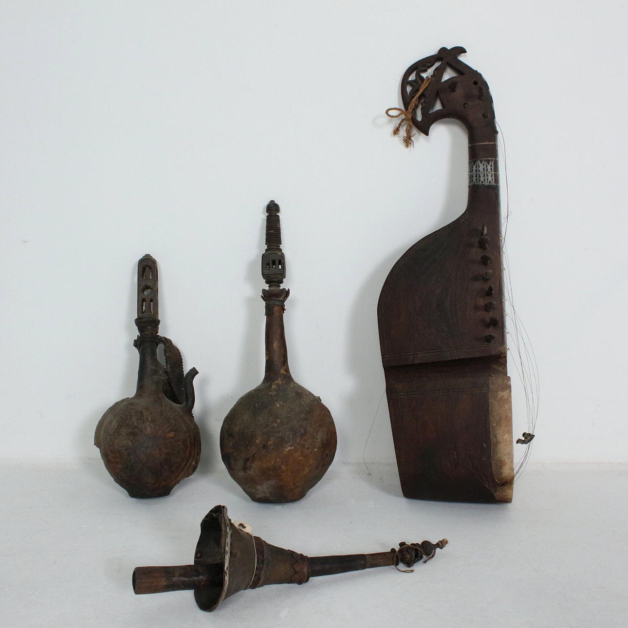 Konvolut Musikinstrumente, u.a. eine Rubab, Afghanistan.