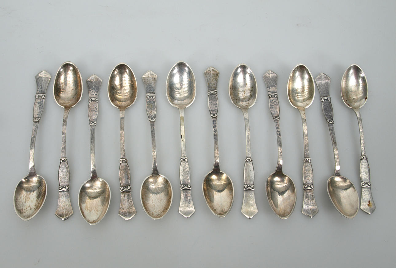 MOCKASKEDAR, silver, 12 stycken, stämplade AN (Anders Nilsson), Lund, 1900-talets första hälft, 121,2 gram.
