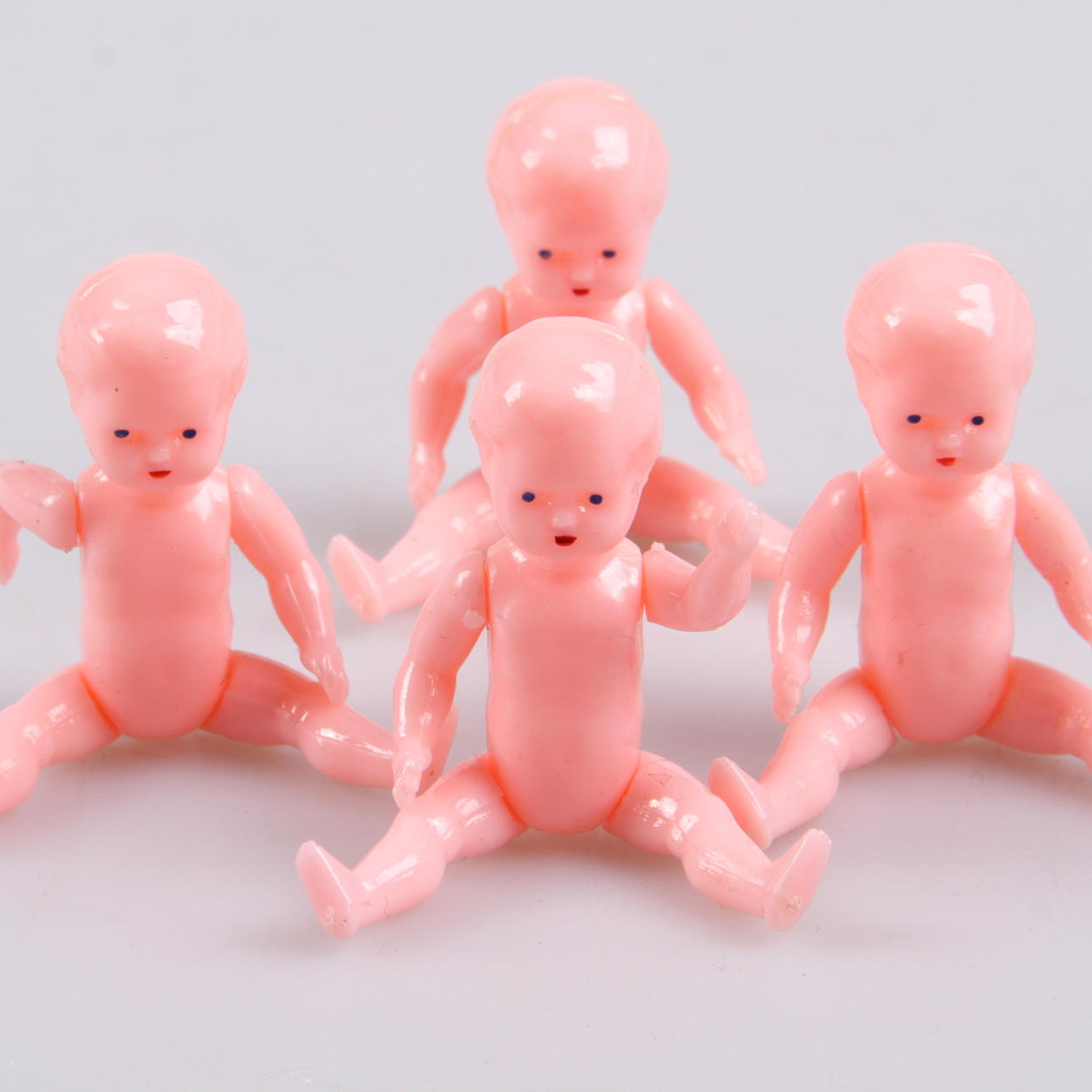 DOCKOR, 17 st. delvis dockskåpsdockor, porslin, gummi, plast samt celloid, 1900-talets mitt.