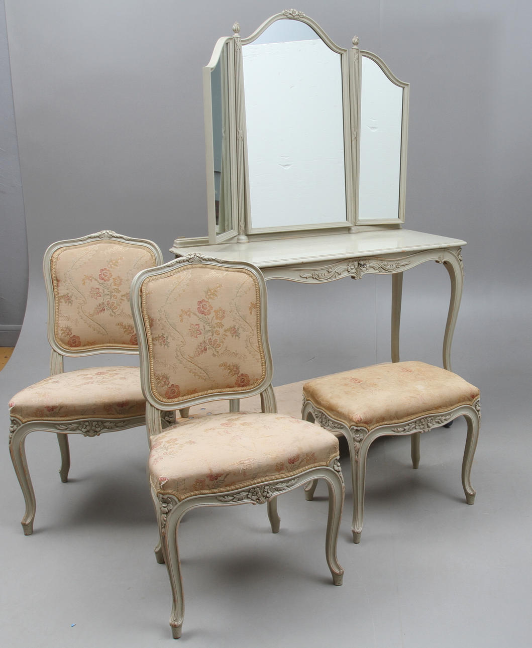 TOALETTBORD, TABURETT samt STOLAR, 2 st, rokokostil, 1900-tal.