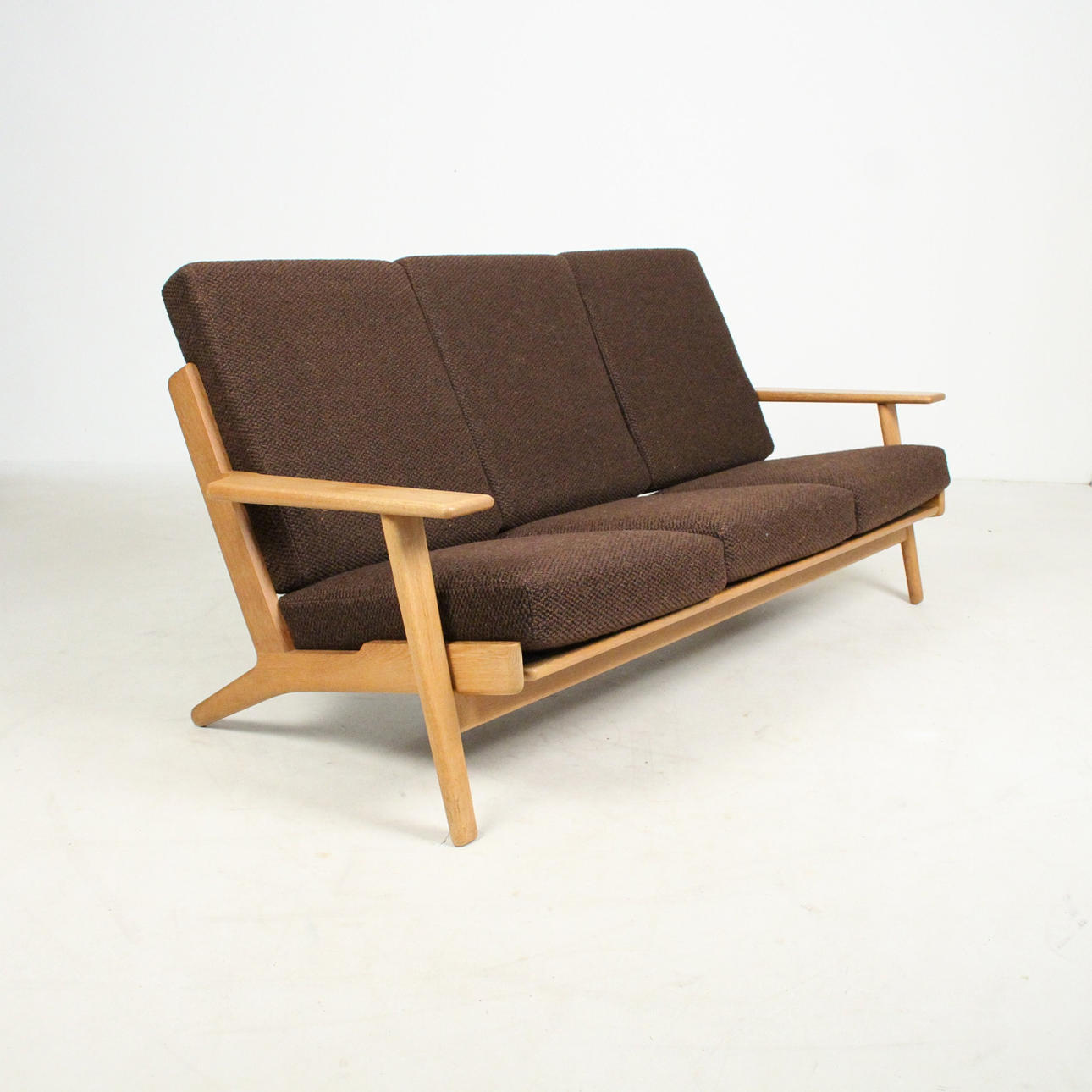 HANS J WEGNER. "Getama" - three-seater sofa GE290.