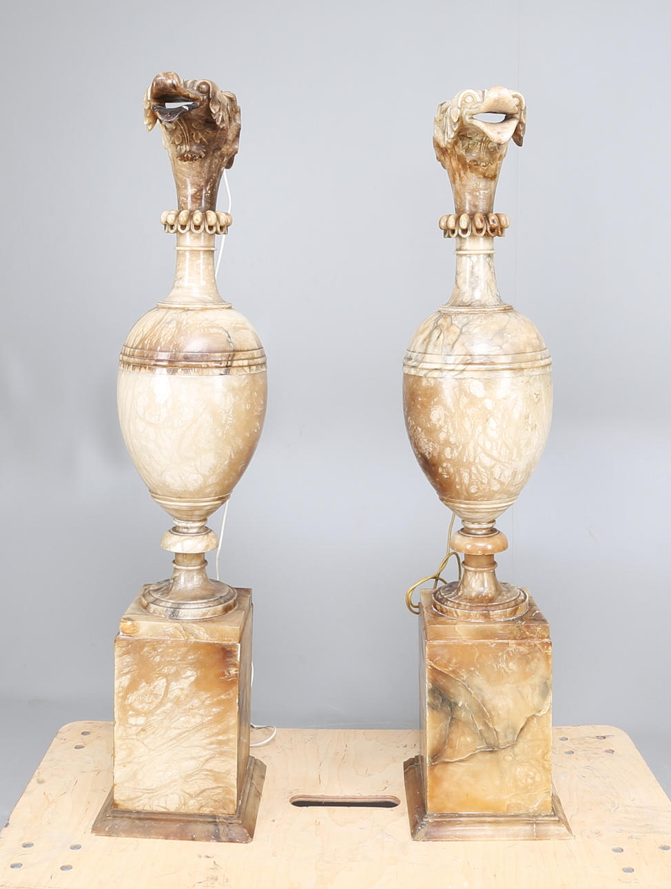 STATTYETTER, 1 par, Alabaster, tidigt 1900-tal.