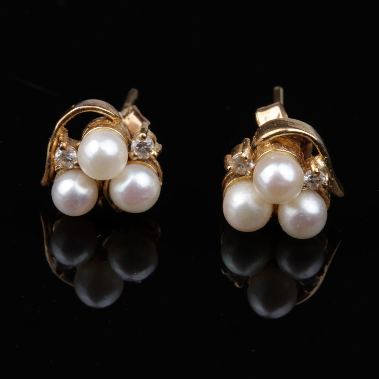ÖRHÄNGEN, med pärlor och diamanter, ett par, 18k guld, vikt 2,53 gram.