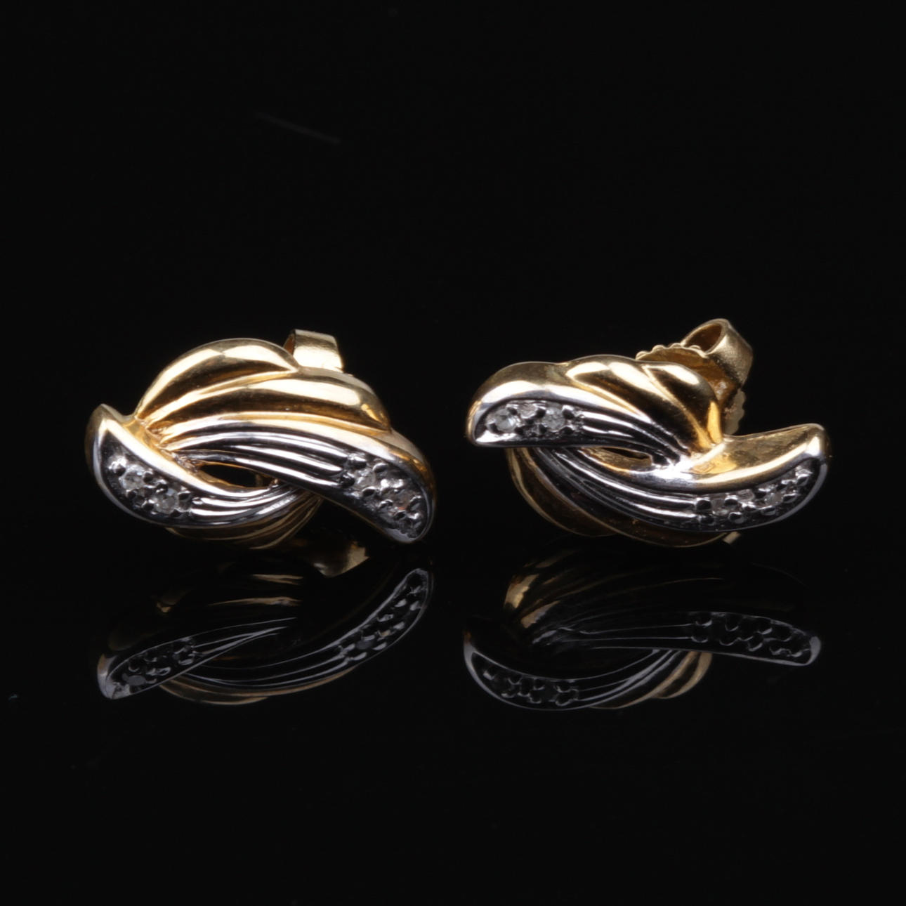 ÖRHÄNGEN, med diamanter, ett par, 18k guld/vitguld, vikt ca 3,45 gram.