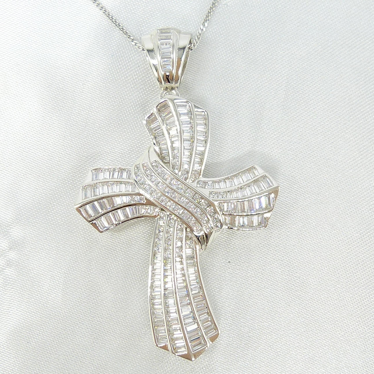 Cruz y cadena GRANDE CON PIEDRA.