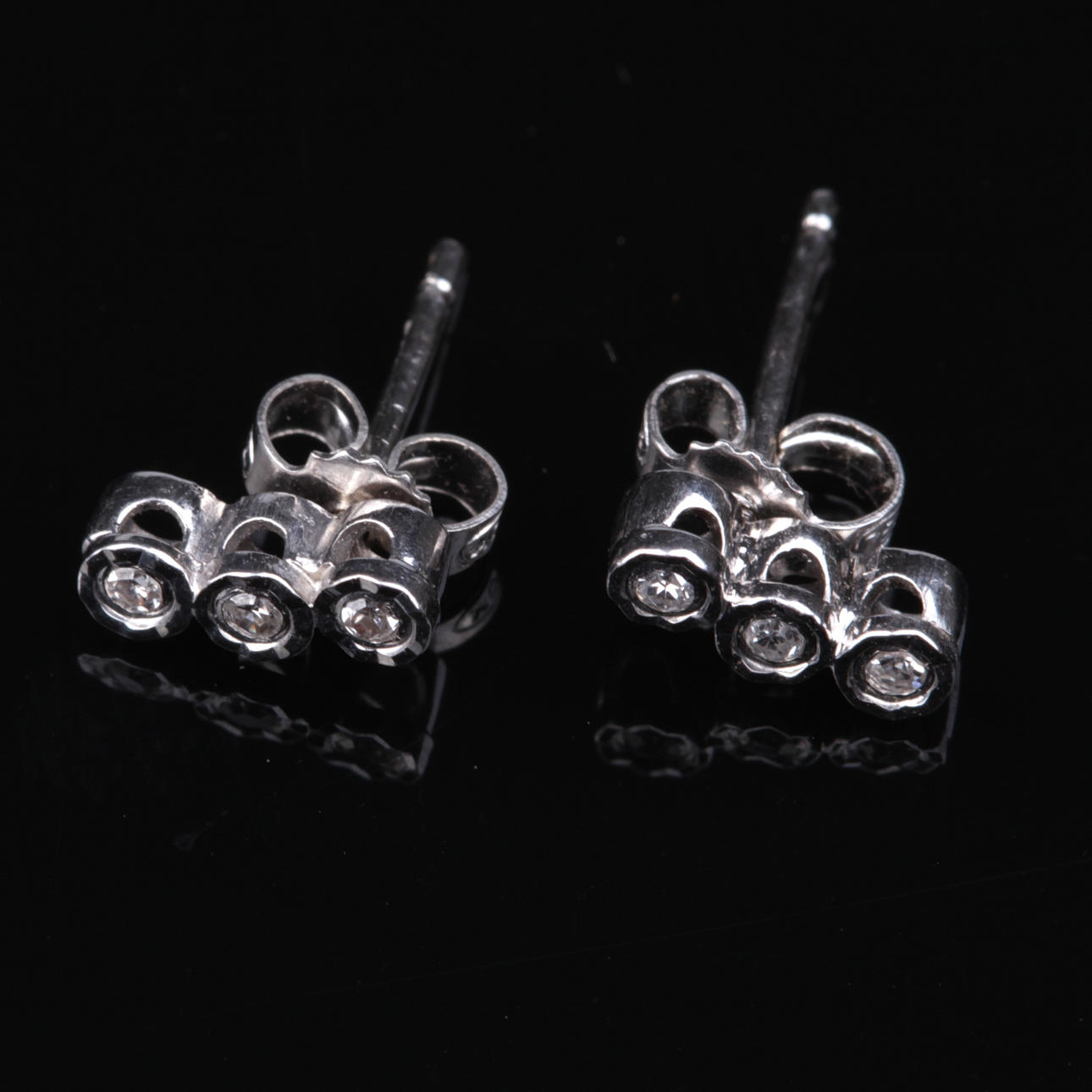 ÖRHÄNGEN, med diamanter, ett par, 18k vitguld, Bruno Curmark, Stockholm.