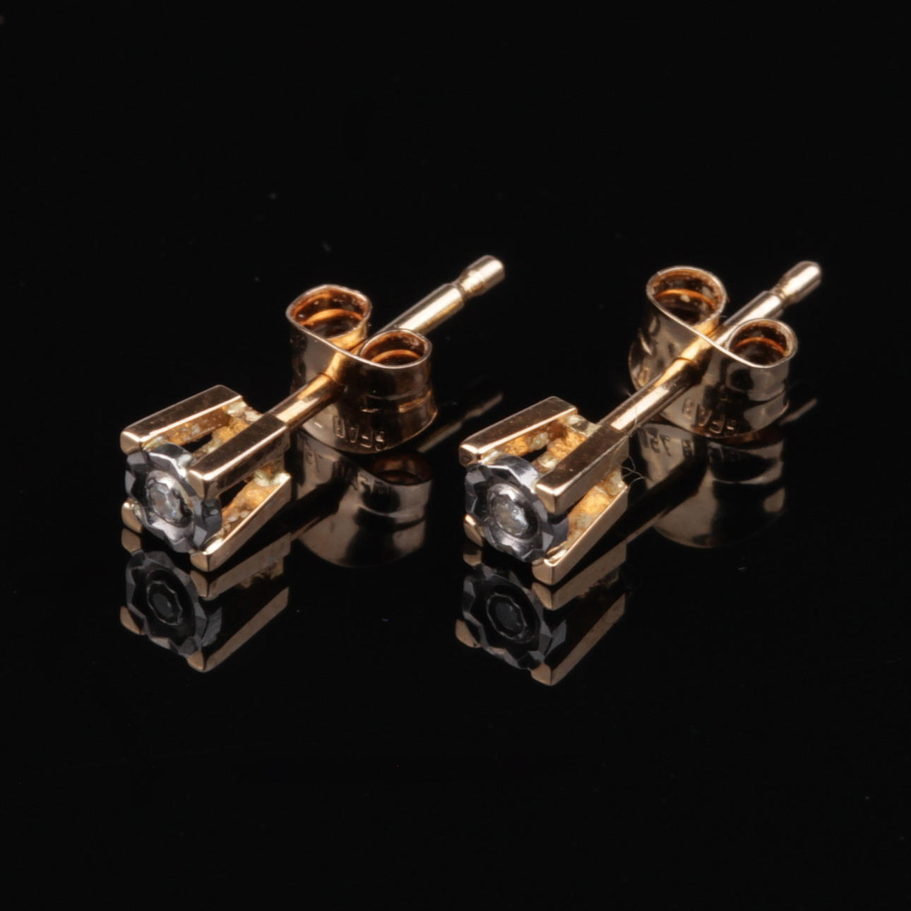 ÖRHÄNGEN, med diamant, ett par, 18k guld.