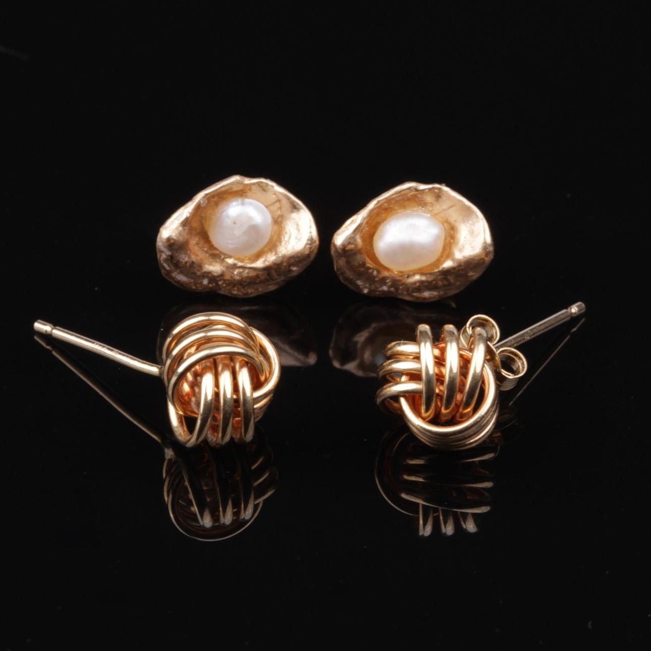 ÖRHÄNGEN, två par, 18k guld, delvis Bengt Hallberg Guldsmeds AB, Köping.