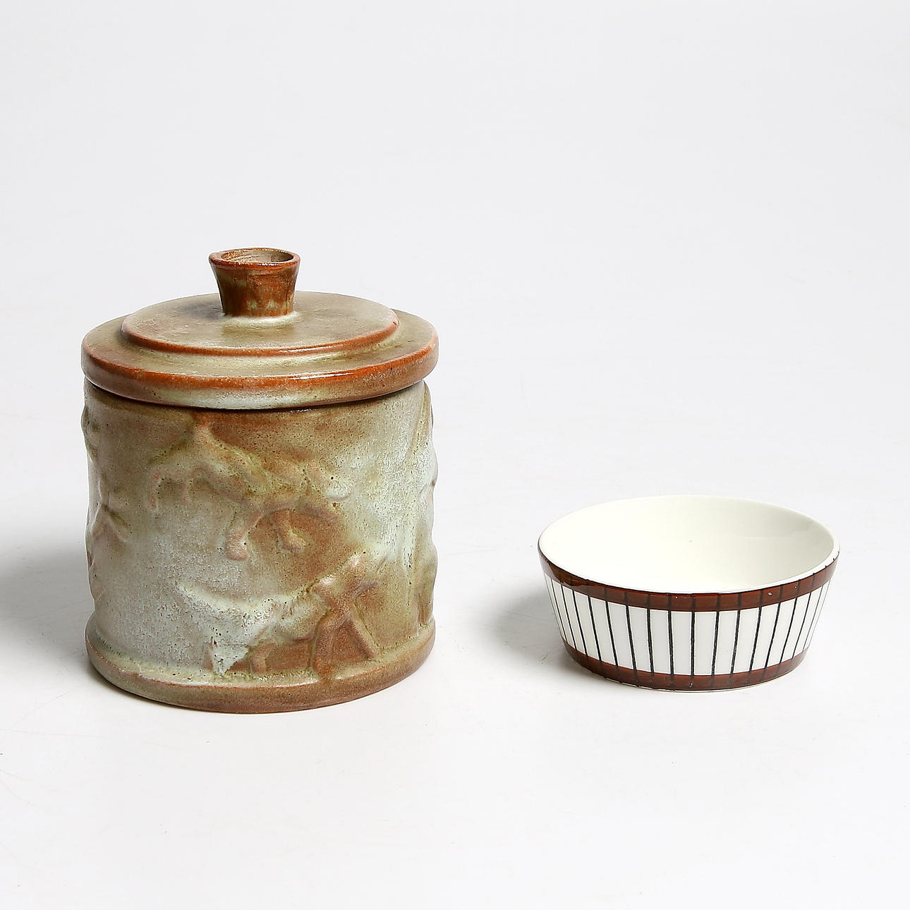 TOBAKSBURK samt SOCKERSKÅL, keramik/benporslin, Ekeby. "Spisa Ribb", Gustavsberg.