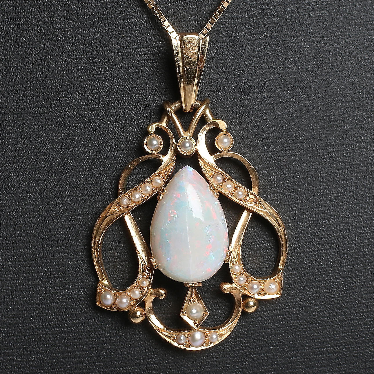 HÄNGE, 18k guld med droppformad vit opal, KEDJA, 18k guld. Gelander-Bergdahl, Göteborg. Totalvikt 10 gram.