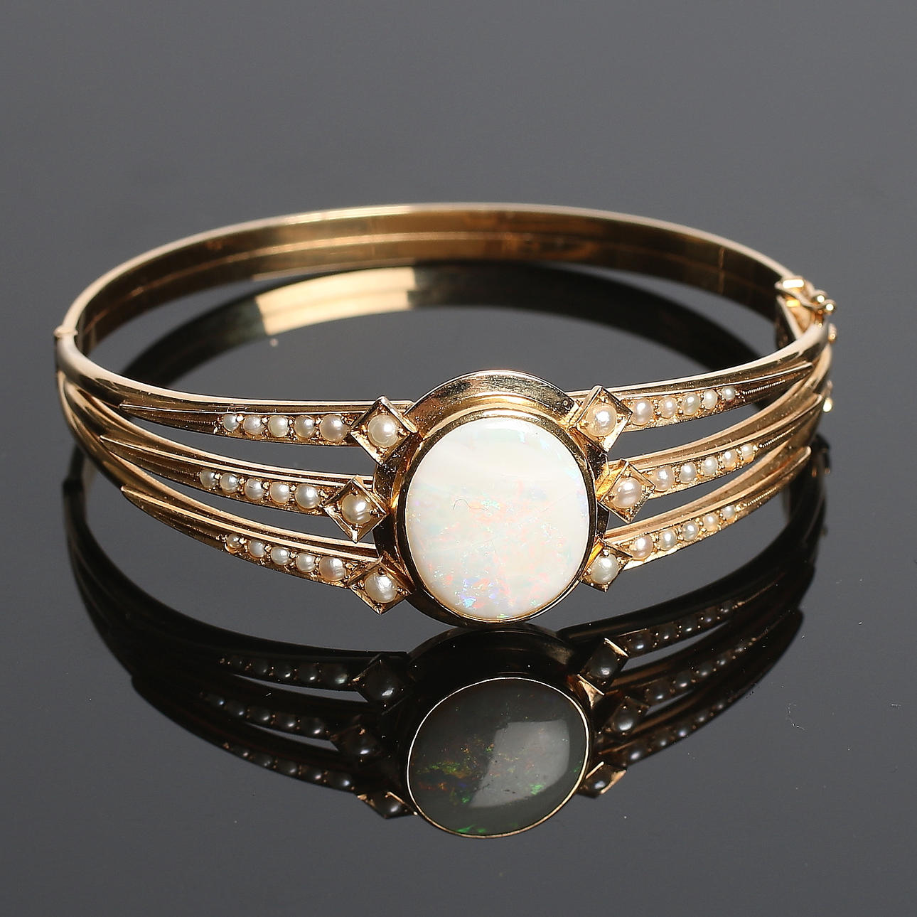 ARMBAND, 18k guld med cabochonslipad vit opal, Hovjuvelerare Gunnar Fahlström. 1961. Totalvikt 28 gram.