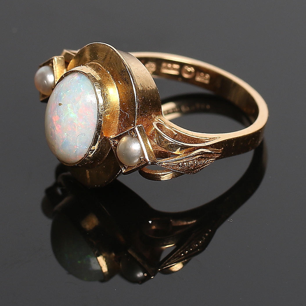 RING, 18k guld cabochonslipad vit opal, Gelander-Bergdahl, Göteborg, 1961. Vikt 7 gram.