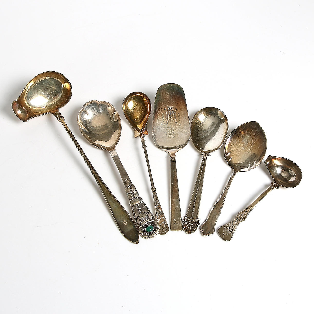 PARTI SILVERFÖREMÅL, 830 silver, bl.a. C.G. Hallberg, såsslevar, soppslev och tårtspade. Vikt 550 gram.