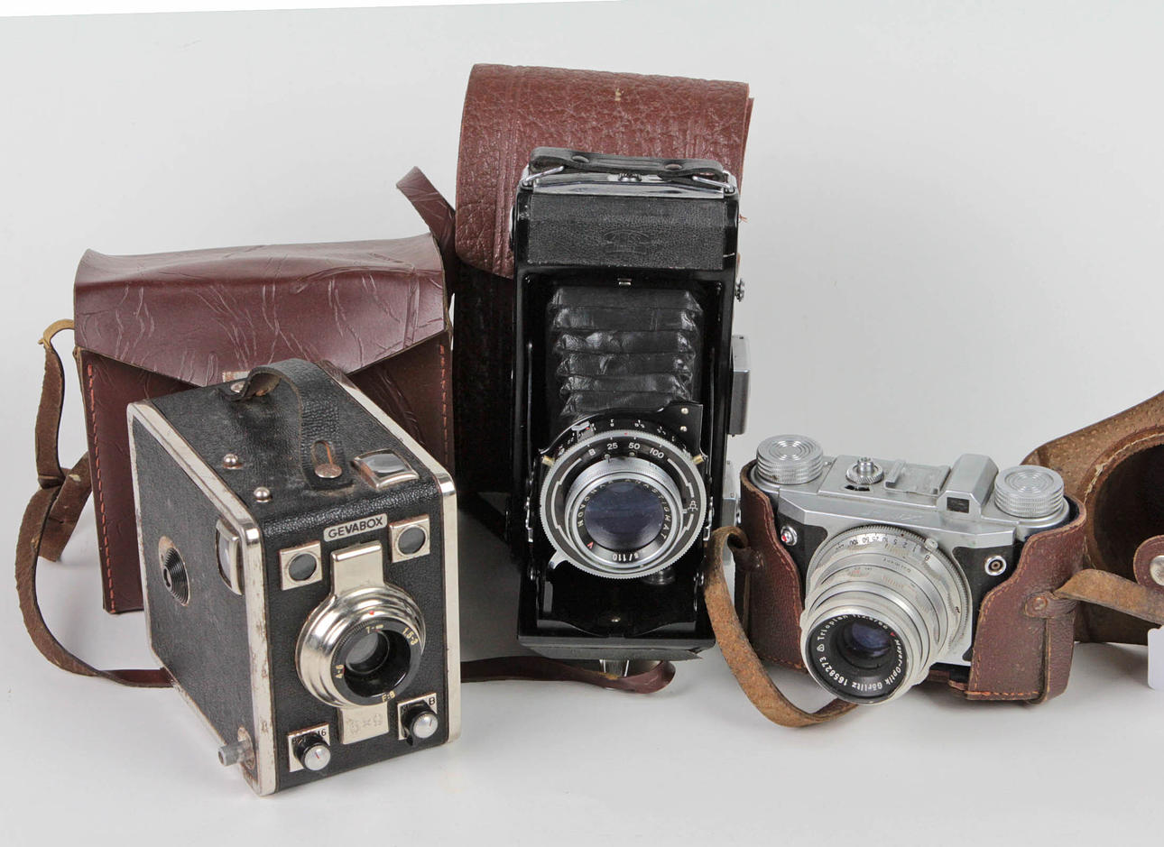 3 antike Kameras.