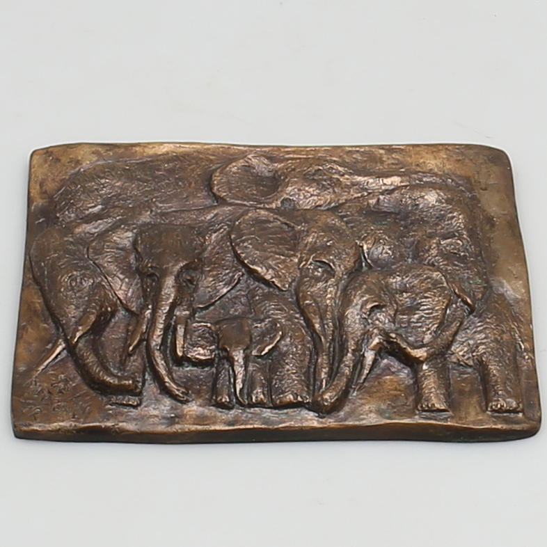 PIET SOHL. Väggrelief. Brons. Motiv av elefanthjord.