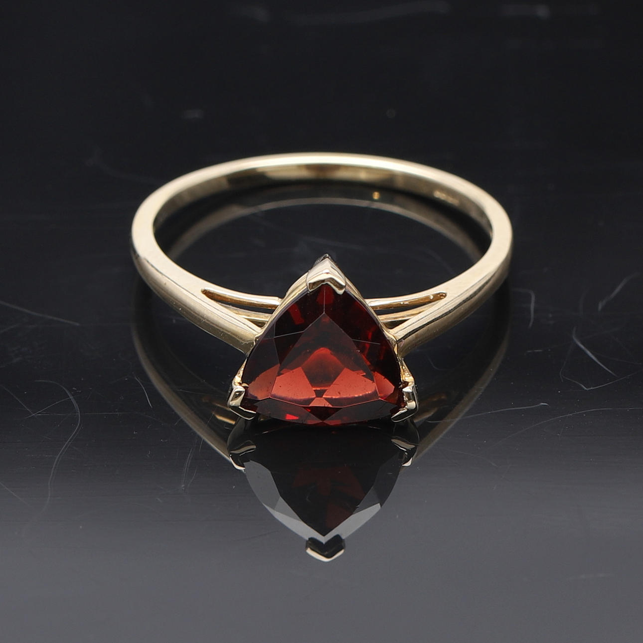 RING, 9 KARAT GULD GRANAT ENDA STEN.