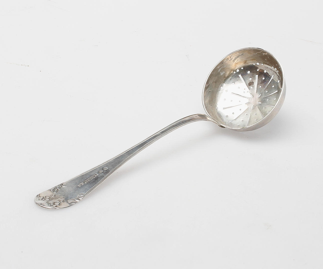 SOCKERSTRÖARE, silver, Johannes Wållers, Linköping 1847, vikt ca. 38,9 gram.