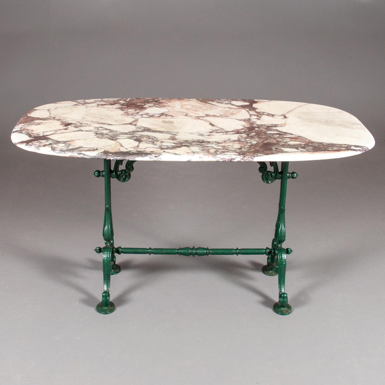 TISCH AUS GUSSEISEN MIT MARMORPLATTE. Dänemark.