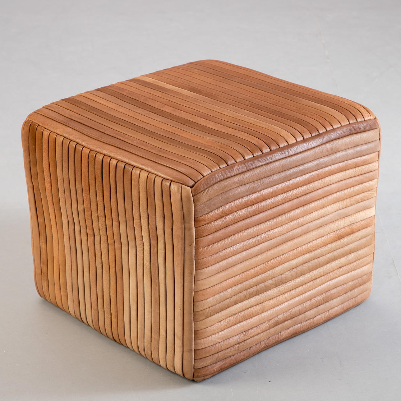 DE SEDE. Cube stool leather.