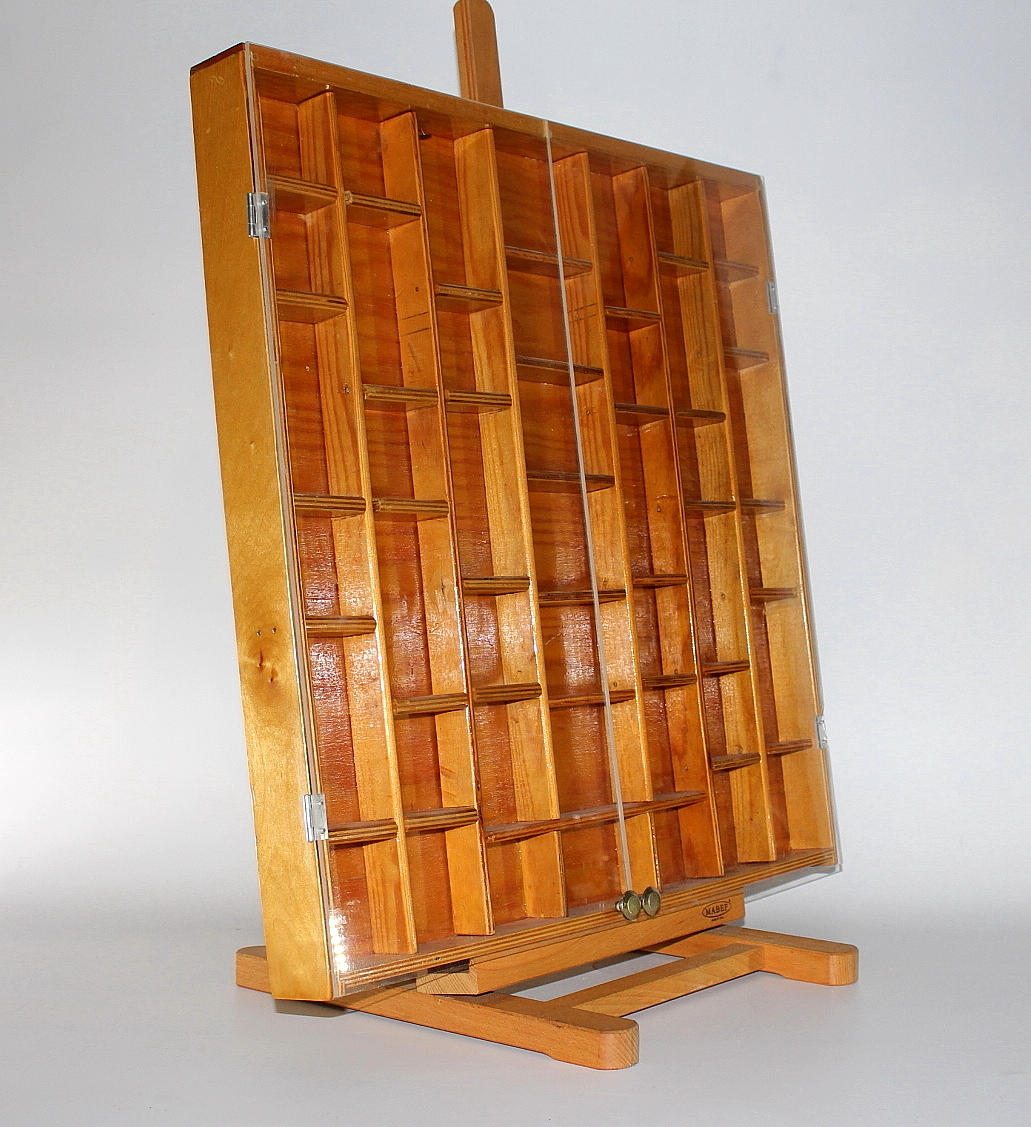 SKÅP, med plexiglas dörrar.