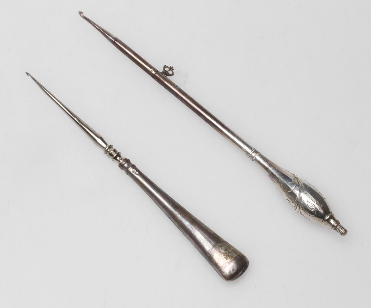 VIRKNÅLAR, 2 st, silver, omkring 1900.