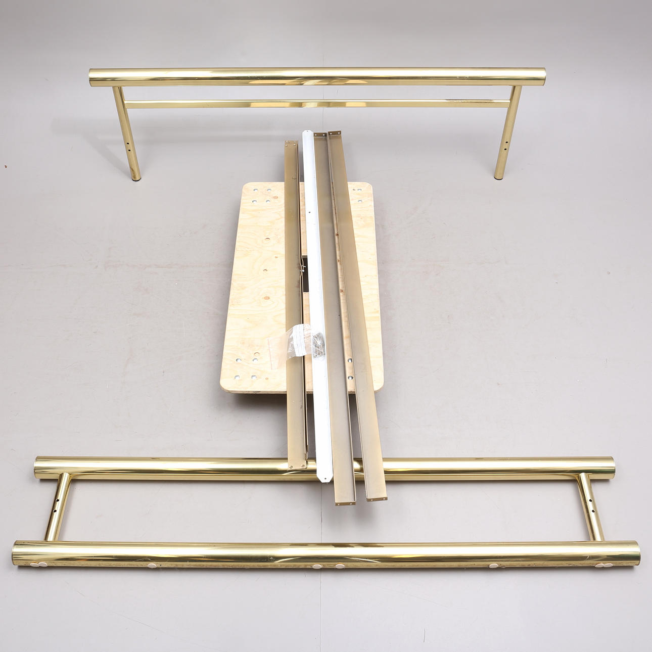 Sängynrunko, keltainen metalli, 1900-luvun loppu.