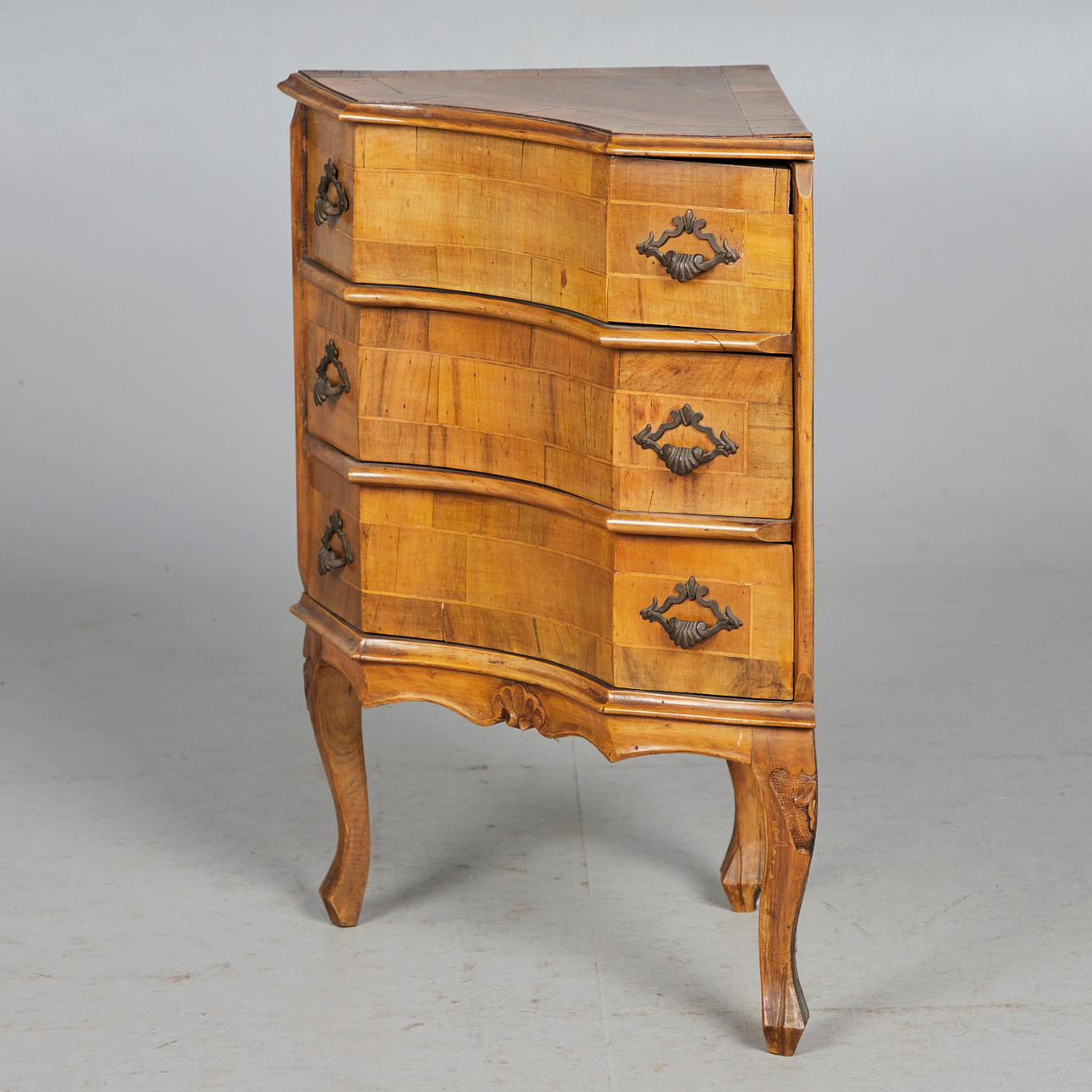 Biedermeier stil hörn byrå, valnöt, metall.