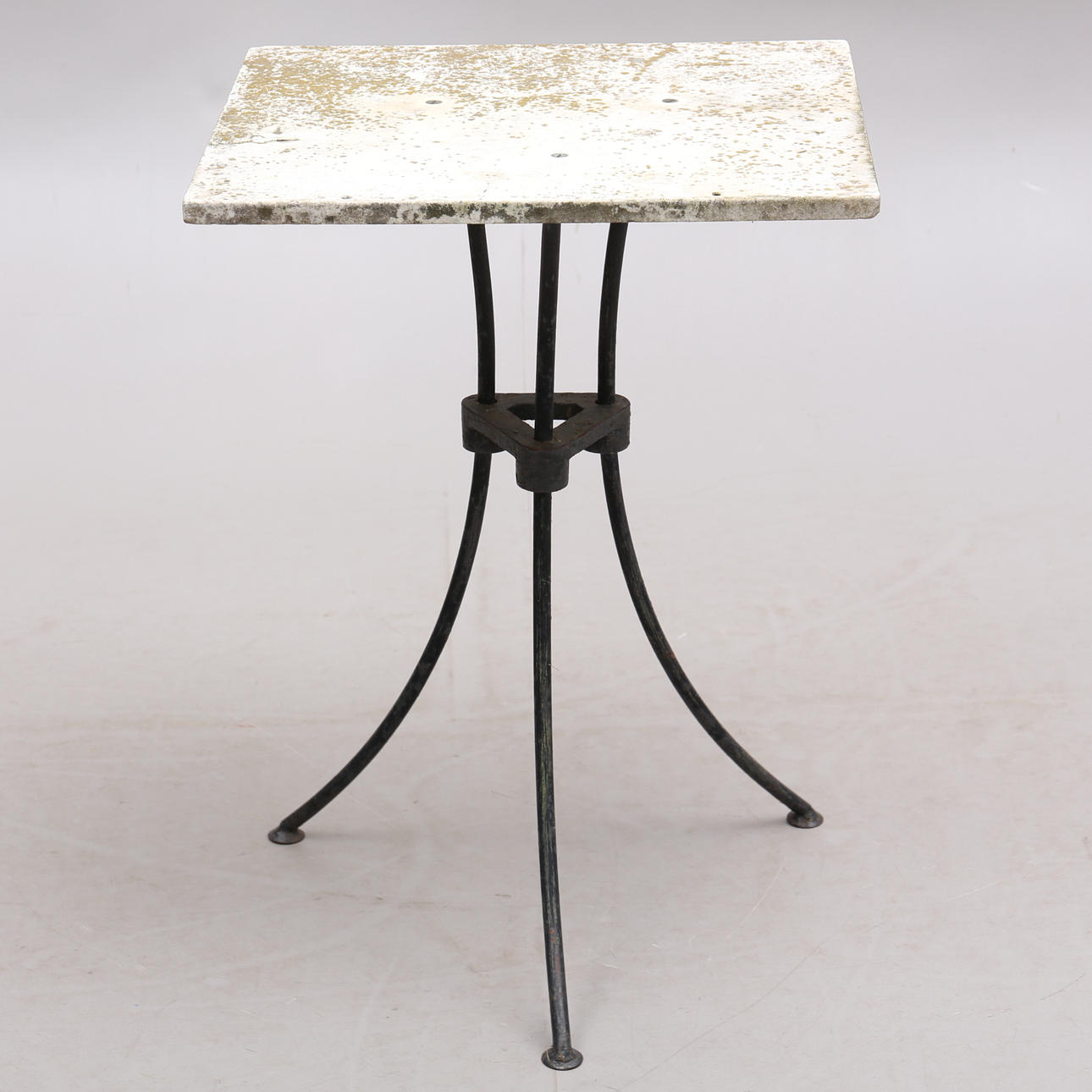 GARTENTISCH, Steinplatte mit Eisensockel, erste Hälfte des 20. Jahrhunderts.
