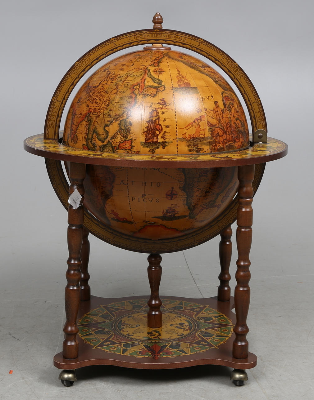 BARSKÅP i form av jordglob, Italien, 1970 tal.