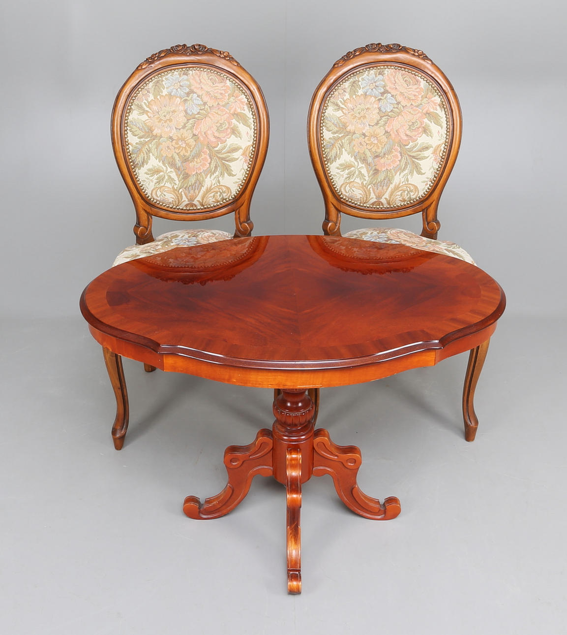 MESA Y 2 SILLAS, estilo Roco, años 50.