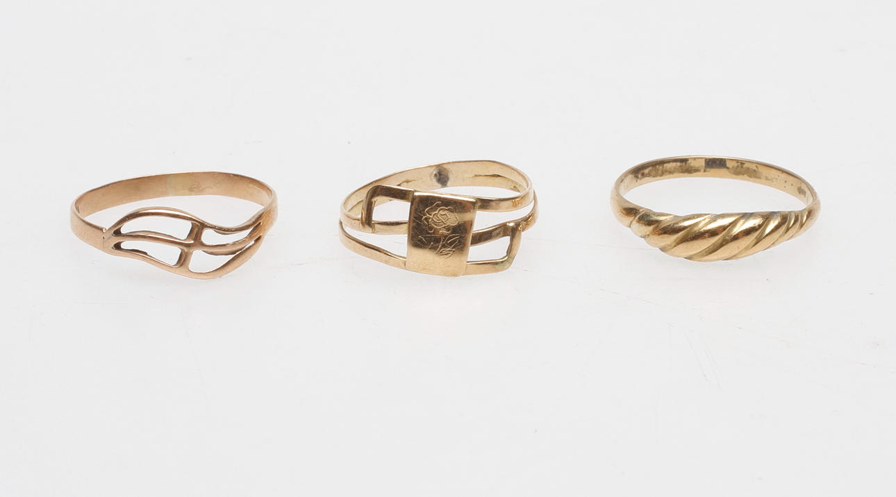 RINGAR, 3 st, 18k guld, vikt ca 4,4 gr.