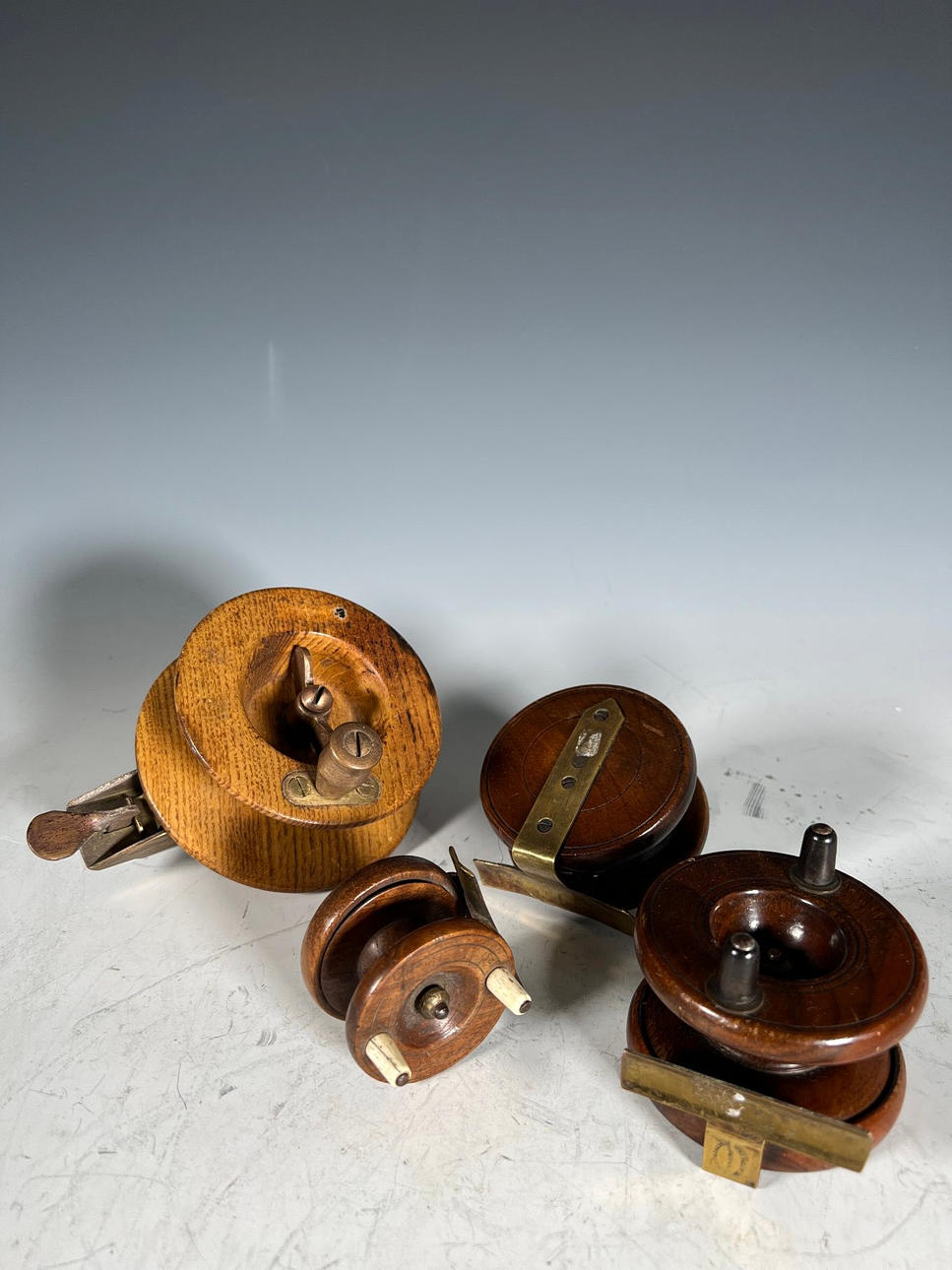 Massor av antika fiskerullar.