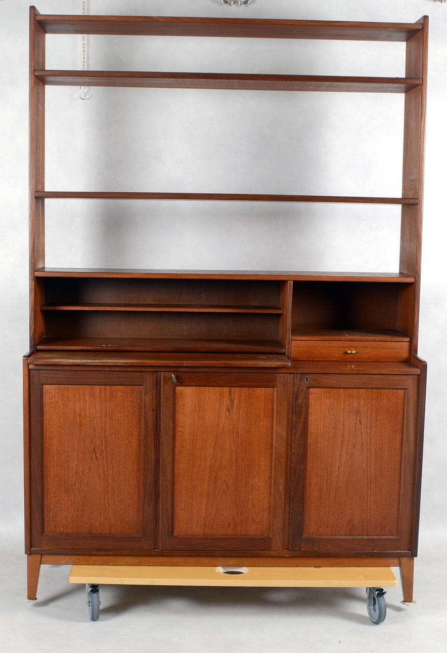 BOKHYLLA MED UNDERSKÅP OCH SKRIVKLAFF, teak.