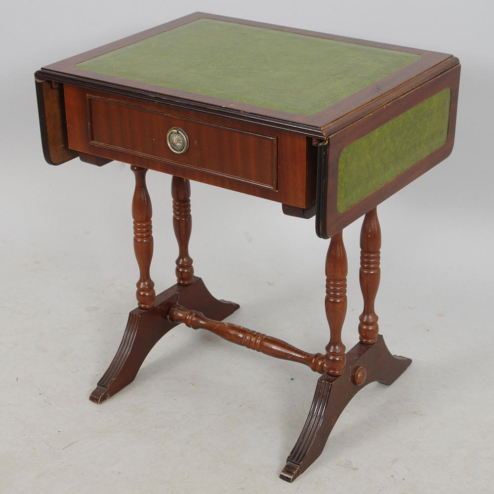 BORD med låda och klaffar, mahogny med skinnskivor, engelsk stil.