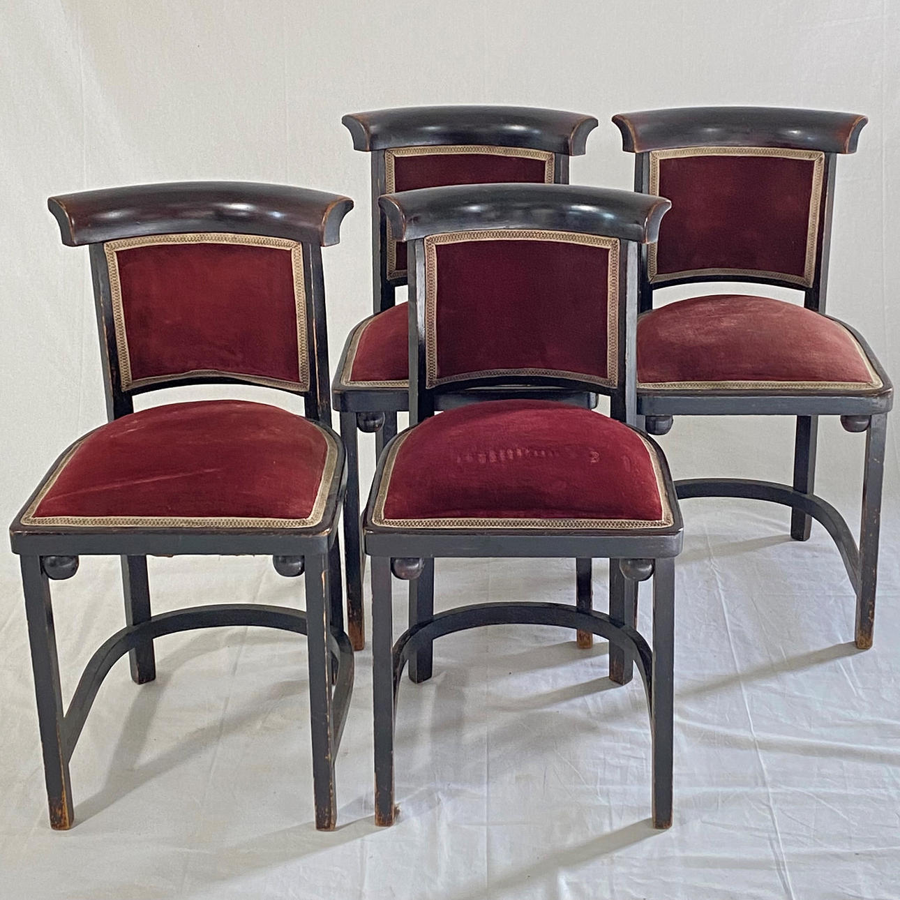 - 4 SILLAS - Caoba, respaldo semicircular.