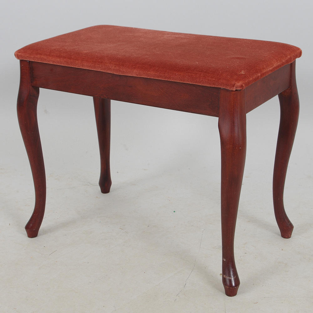 PIANOPALL, mahogny, rokokostil.