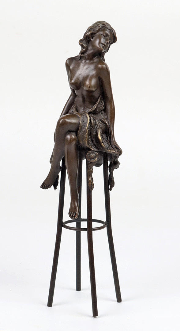 BRONZEFIGUR, SITZENDES MÄDCHEN.