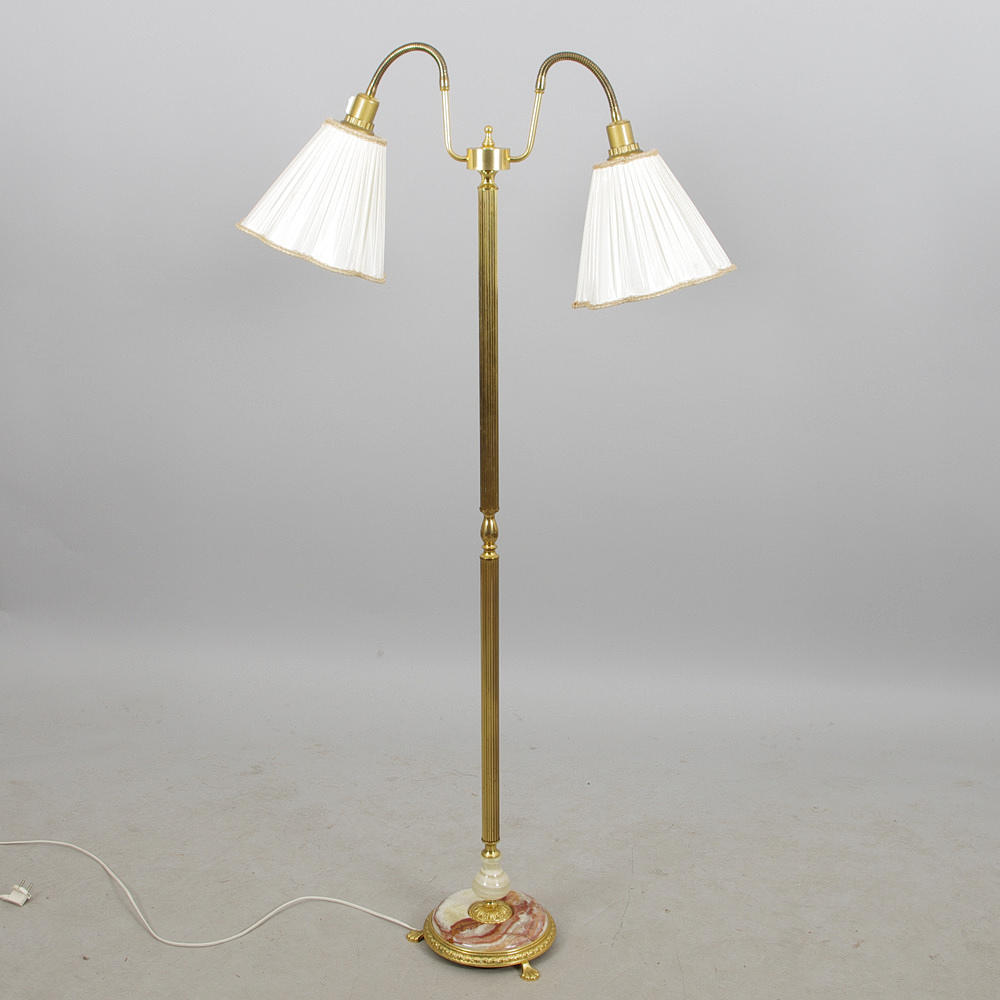 GOLVLAMPA, 2-armad, mässing/onyx.