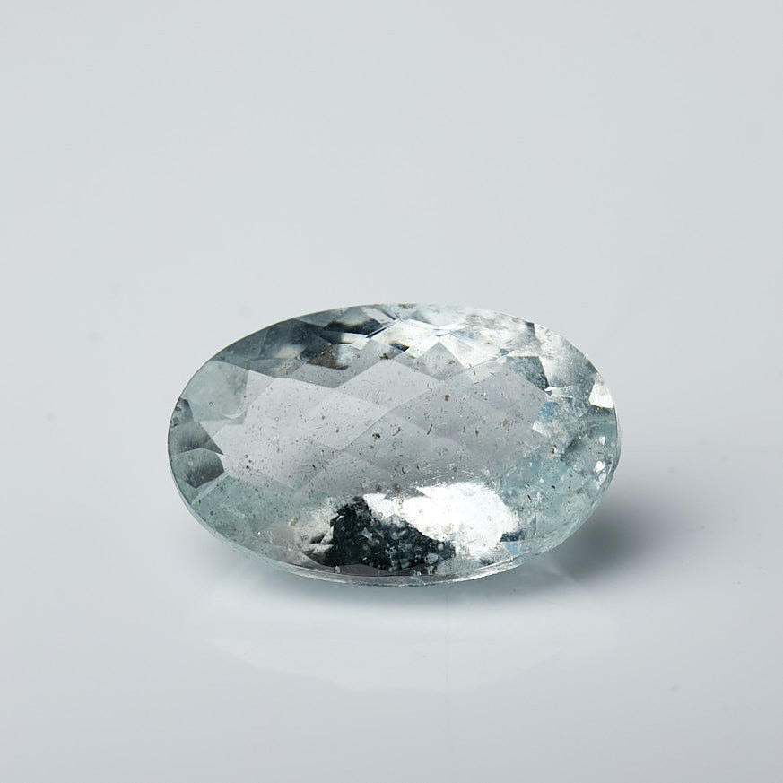 AQUAMARIN, hellblau, ca. 5,84 ct, Einschlüsse, unbesetzt.