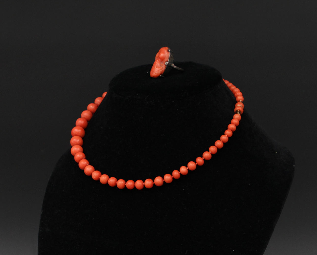 HALSBAND samt RING, korall.