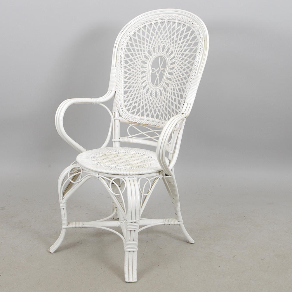 KARMSTOL, vitmålad rotting.