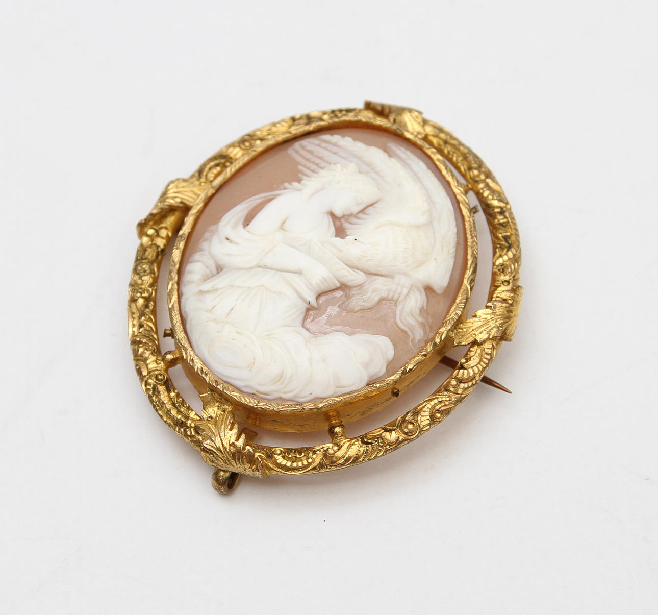 BROSCH. Camé, motiv av kvinnofigur och fågel.