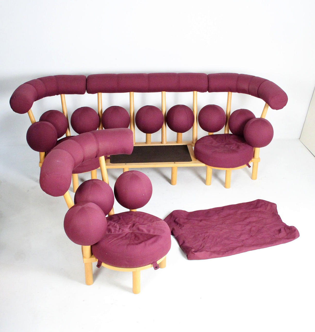 PETER OPSVIK. Soffa modell Globe' för Stokke, 1980-tals+ 1 fåtölj.