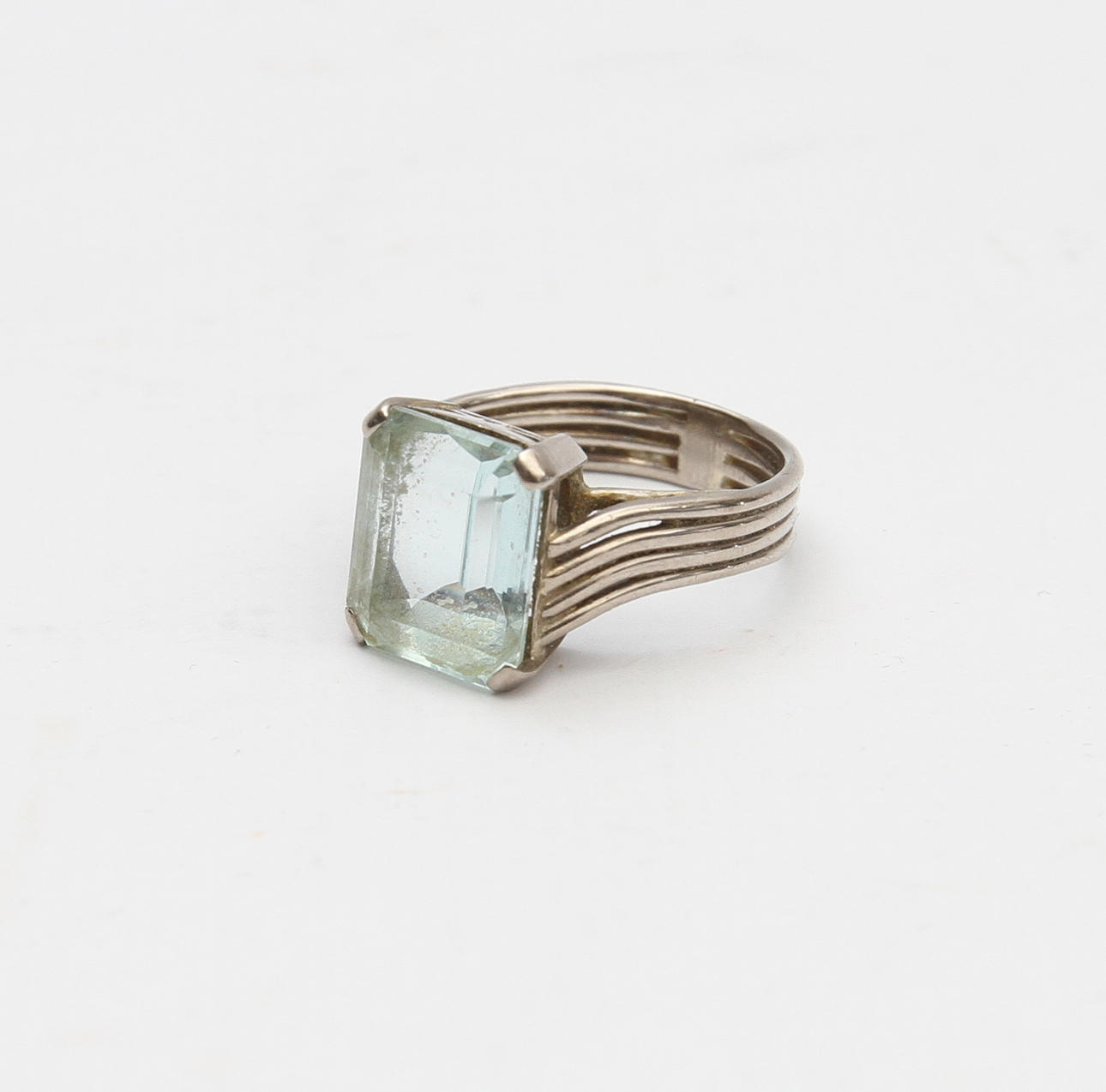 RING. 18k vitguld med sten, ca 6,5 gram brutto.