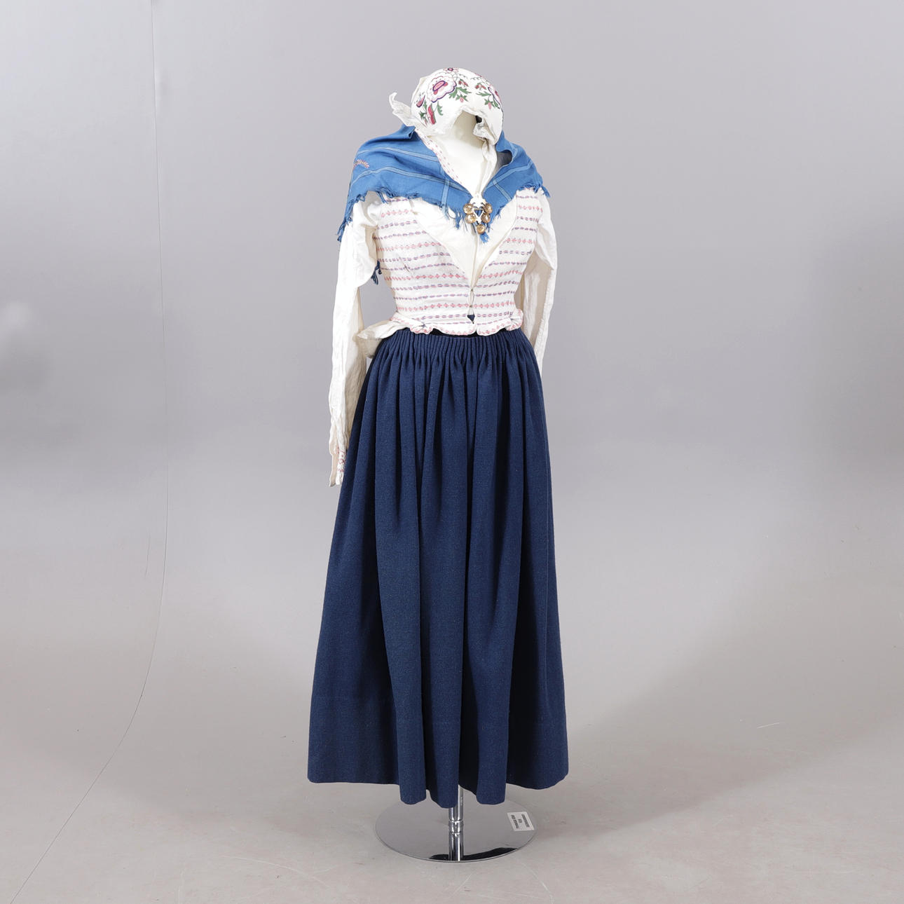 FOLKDRÄKT med spänne, 7 delar.