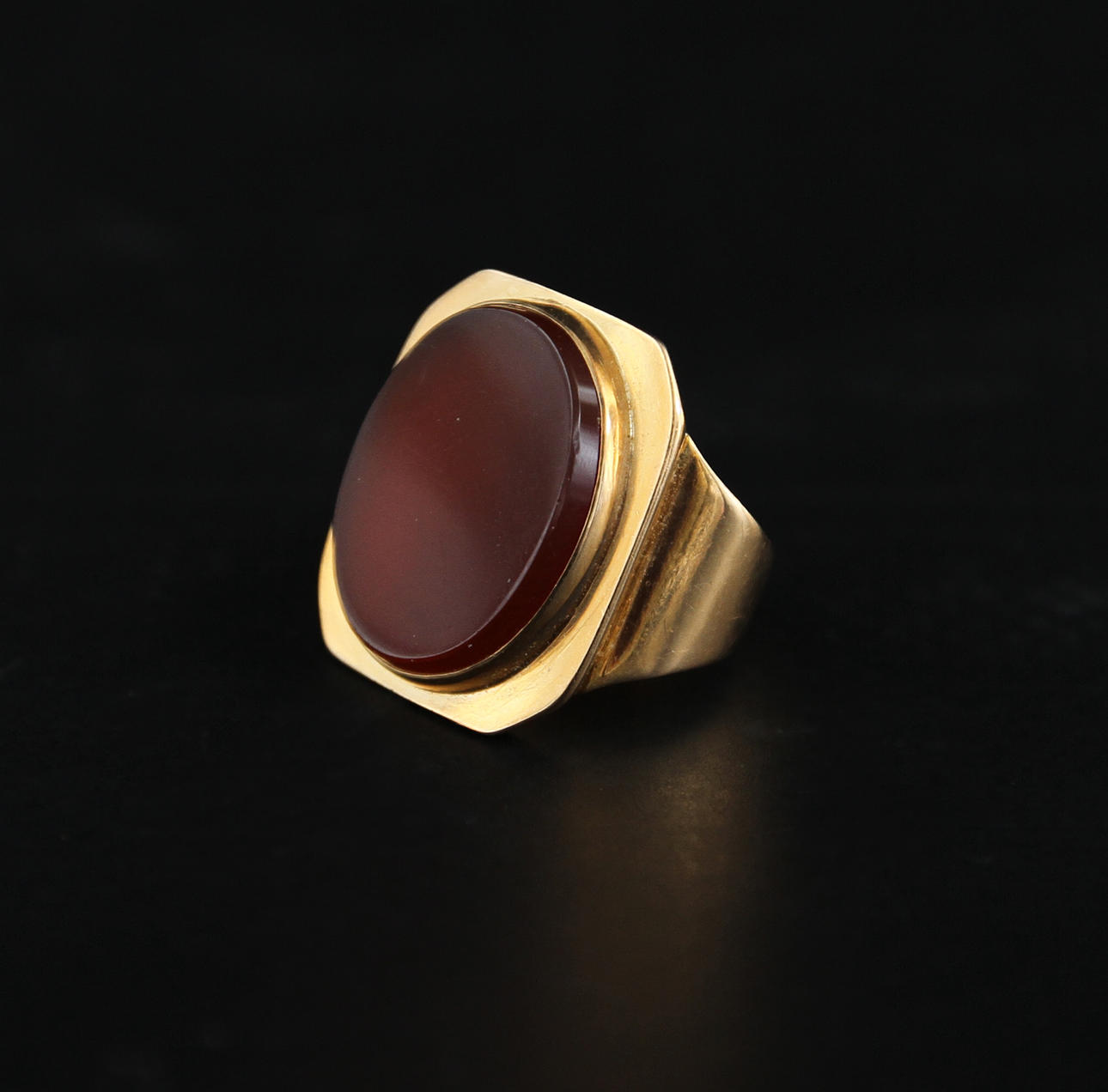 RING, 18k guld med sten, 1884, ca 5,9 gram.